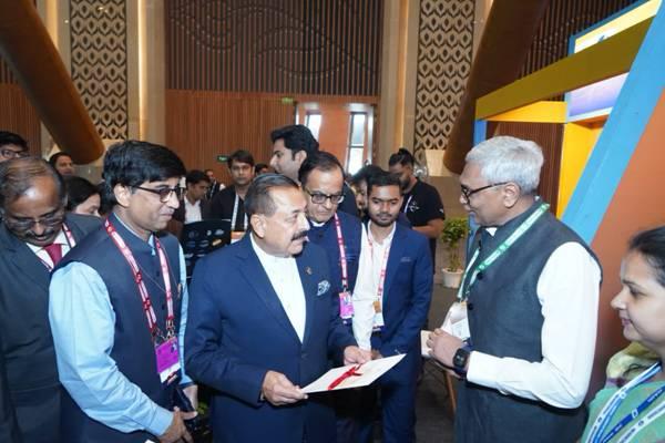 Dr. Jitendra Singh, Hon'ble Minister for Science and Technology, Prof. Ajay K. Sood, Principal Scientific Adviser to the Government of India, Prof. Abhay Karandikar, Secretary Department of Science and Technology, and other officials interact with Sunil Gupta, Founder and CEO - QNu Labs at ESTIC 2025
